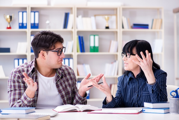 Junger Student während des Einzelunterrichts