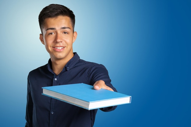 Junger Studentenmann mit einem Buch