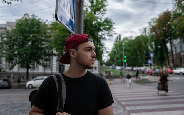 Foto junger tourist auf den straßen der stadt, die die stadt kiew in der ukraine besuchen