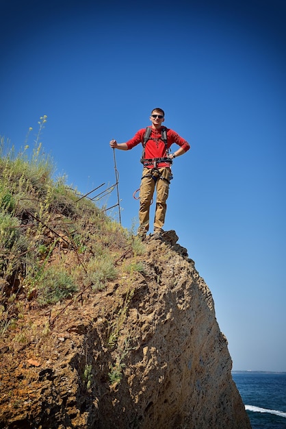 Junger Tourist auf Felsen