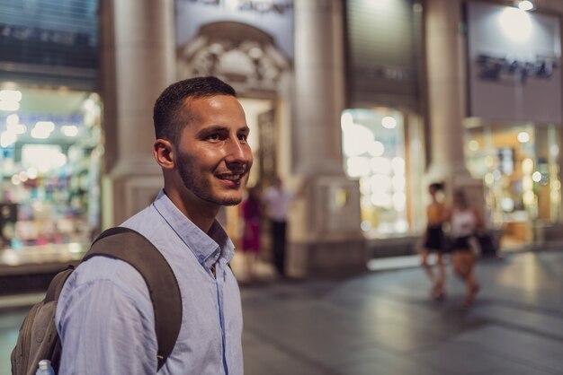 Junger Tourist in der Stadtstraße