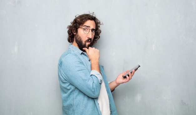 Junger touristischer Mann mit einem Handy