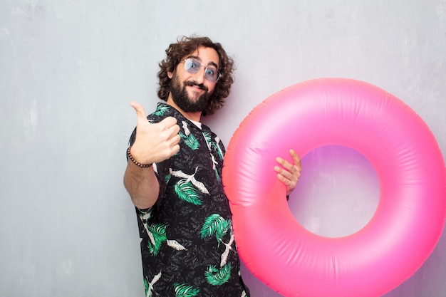 Junger touristischer Mann mit einem Schwimmer