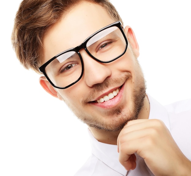 Junger trendiger Mann mit lächelnder Studioaufnahme der Brille