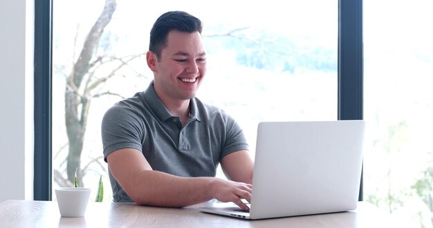 Junger Unternehmer, Freiberufler, der mit einem Laptop im Coworking Space arbeitet