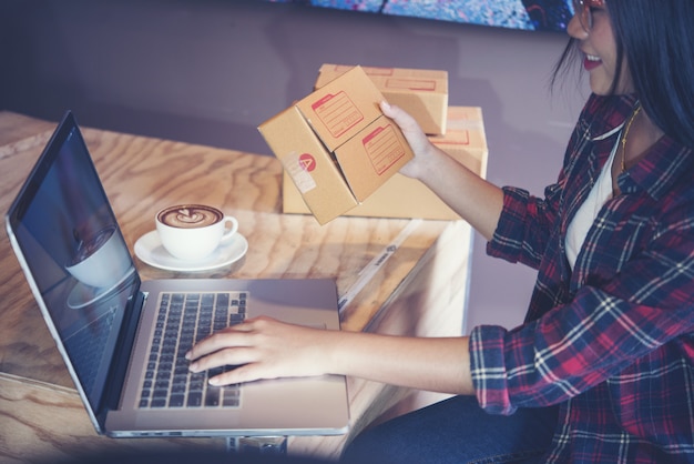 Foto junger unternehmer, teenagergeschäftsinhaber arbeiten zu hause, kasten für anlieferung