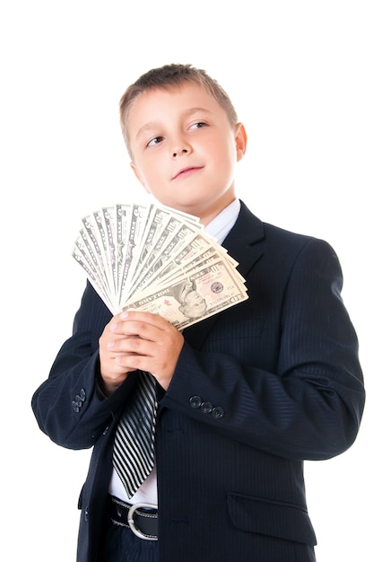 Junger unternehmungslustiger Junge Schuljunge in einem Business-Anzug mit Geld in den Händen
