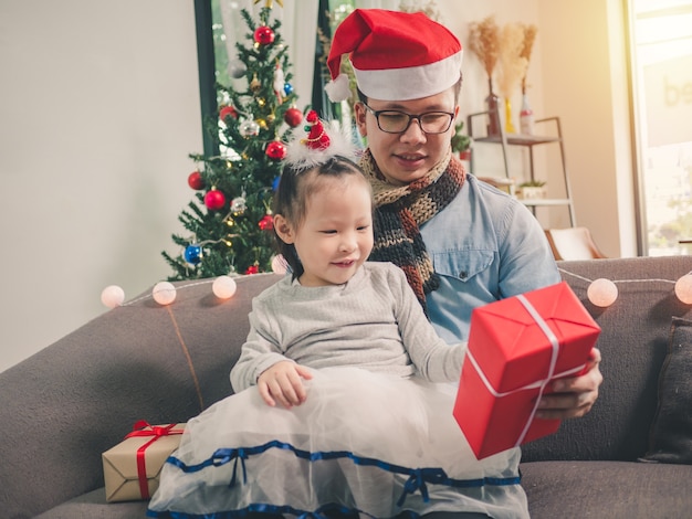 junger Vater präsentiert Geschenk und genießt ihre Zeit zusammen