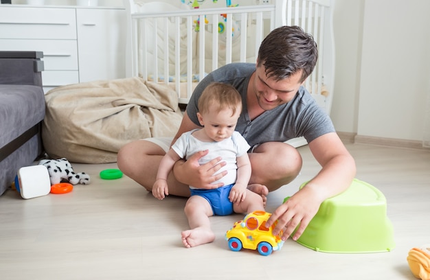 Junger Vater redet von seinem Kleinkind