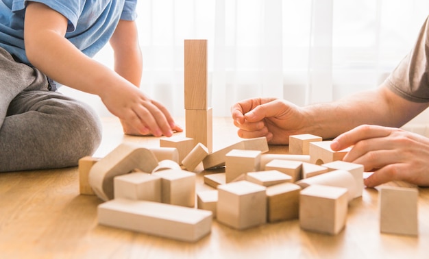 Junger Vater spielt mit Bausteinen mit kleinem Sohn