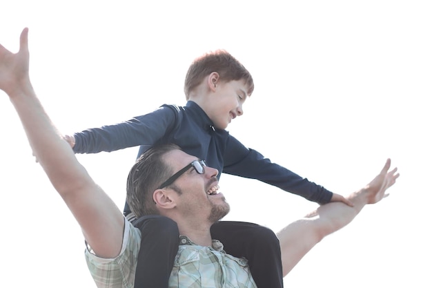 Junger Vater und Sohn, die zusammen Spaß haben