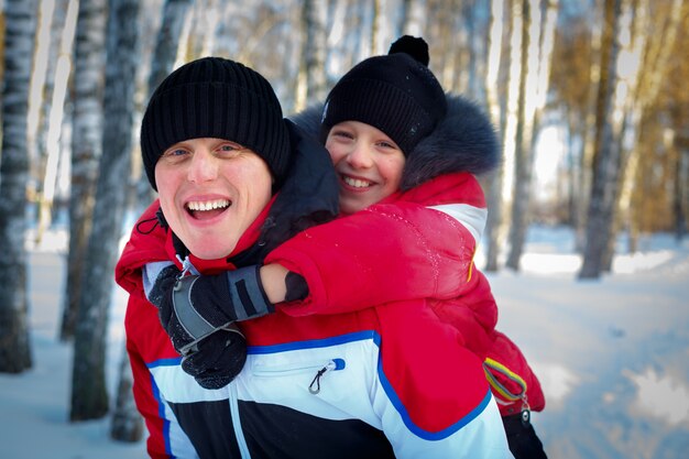 Junger Vater und Sohn in der Winterlandschaft