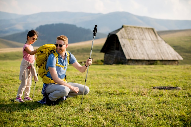 Junger Vater und Tochter genießen, an einem sonnigen Tag zu wandern