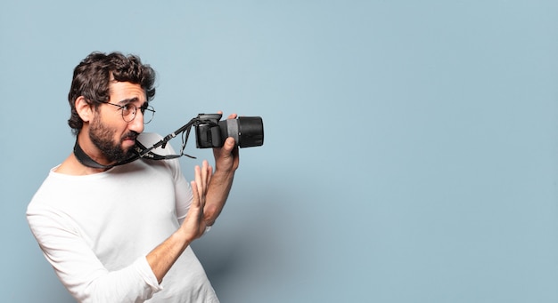 Junger verrückter bärtiger Fotograf Mann