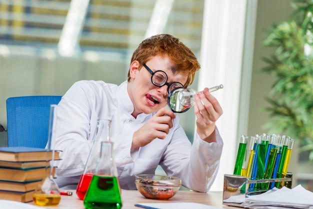 Junger verrückter Chemiker, der im Labor arbeitet