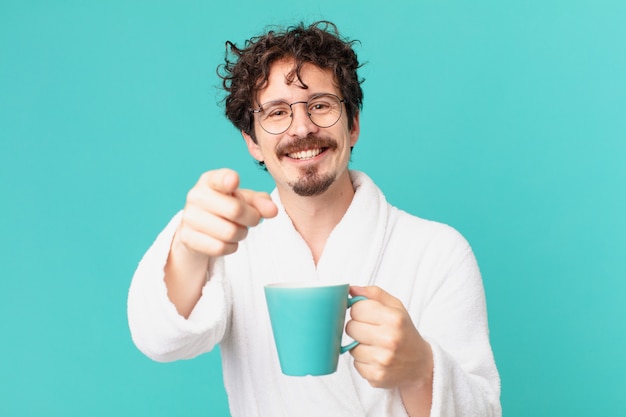 Junger verrückter Mann, der einen Kaffee trinkt