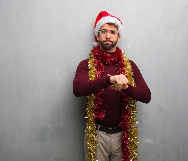 Junger verrückter Mann, der Weihnachten feiert