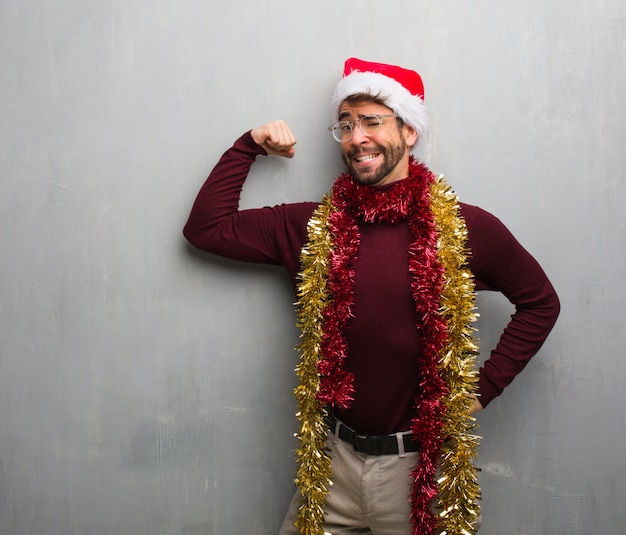 Junger verrückter Mann, der Weihnachten feiert