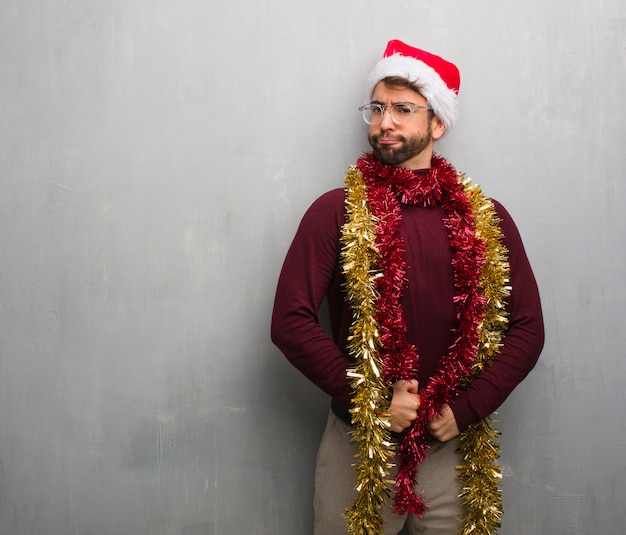 Junger verrückter Mann, der Weihnachten feiert