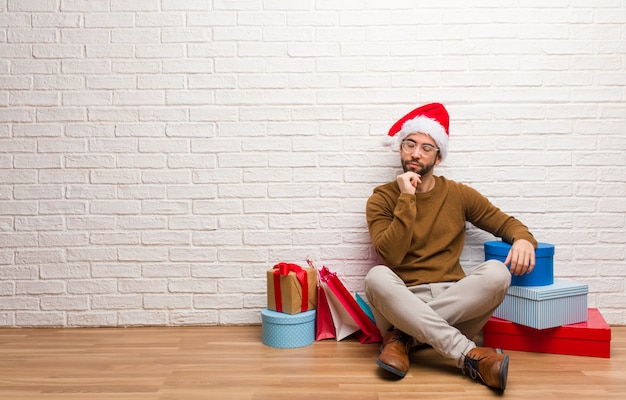 Junger verrückter Mann, der Weihnachten in seinem Haus feiert