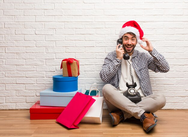 Junger verrückter Mann, der Weihnachten in seinem Haus feiert