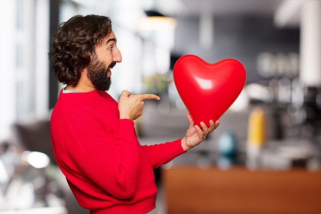 Junger verrückter Mann in der Liebe, Valentinstagkonzept.