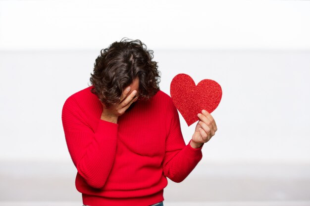 Junger verrückter Mann in der Liebe, Valentinstagkonzept.