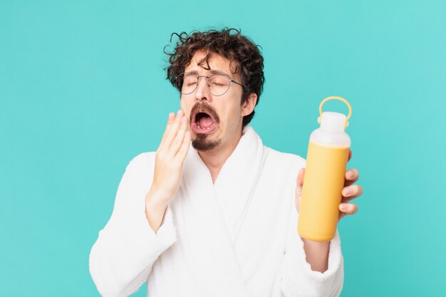 Foto junger verrückter mann mit einer kaffeethermo