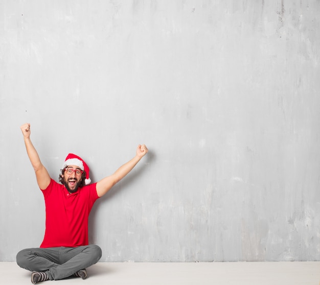 Junger verrückter Mann voller Körper. Weihnachtskonzept