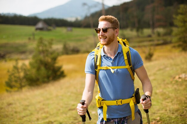 Foto junger wanderer genießt einen sonnigen tag auf dem berg