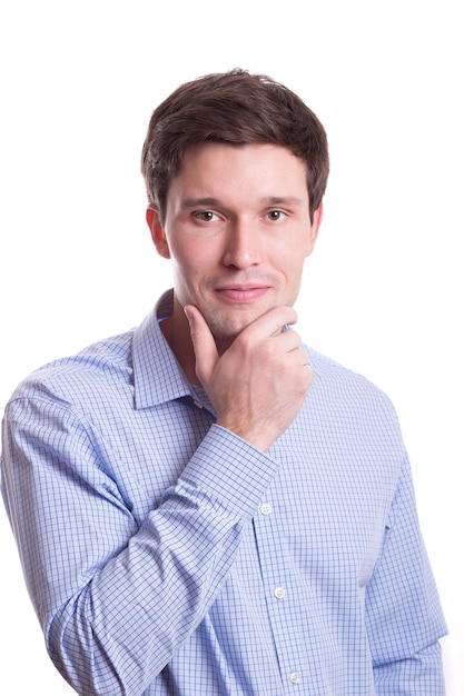 Junger weißer gutaussehender Mann in einem strengen Büroanzug des Hemdes steht lokalisiert auf einem weißen Hintergrund