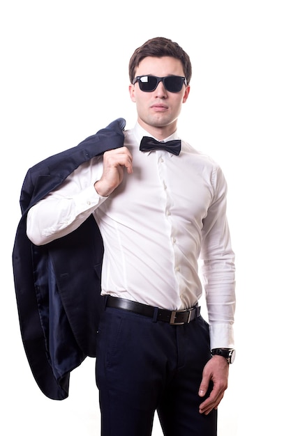 Junger weißer gutaussehender Mann in einem strengen Büroanzug des Hemdes steht lokalisiert auf einem weißen Hintergrund