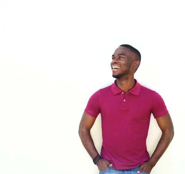 Junges afrikanisches männliches Baumuster, das gegen weißen Hintergrund lächelt