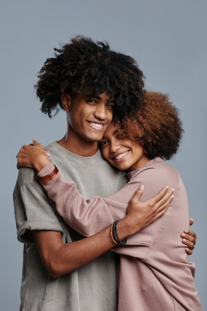 Junges afroamerikanisches Paar auf Blau