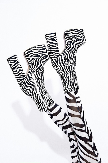 Junges androgenes Model in stylischer Zebra-Print-Kleidung