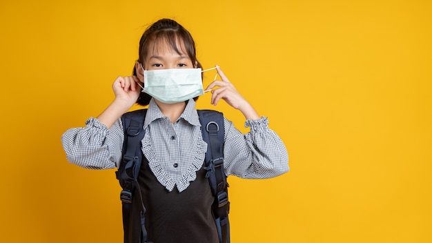 Junges asiatisches Mädchen, das Gesichtsmaske trägt