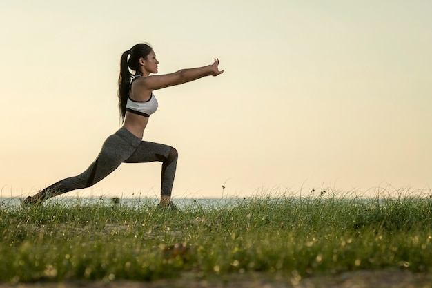 Junges asiatisches Modellyoga. Schöne Jugendliche im Sportkleidungstrainingsyoga