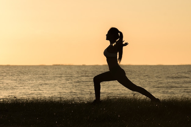 Junges asiatisches Modellyoga. Schöne Jugendliche in der Sportkleidungstrainings-Yogaposition