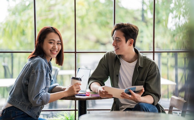 Junges asiatisches Paar, das am Kaffeehaus datiert