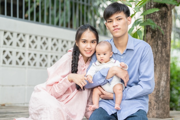 Junges asiatisches Paar und ihr kleiner Sohn