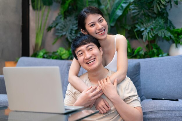 Junges asiatisches Paar zu Hause