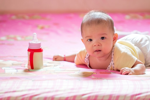 junges Baby mit ihrer Milchflasche