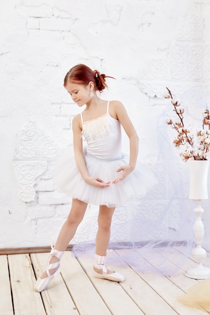 Junges Ballerinamädchen bereitet sich für ein Ballett vor