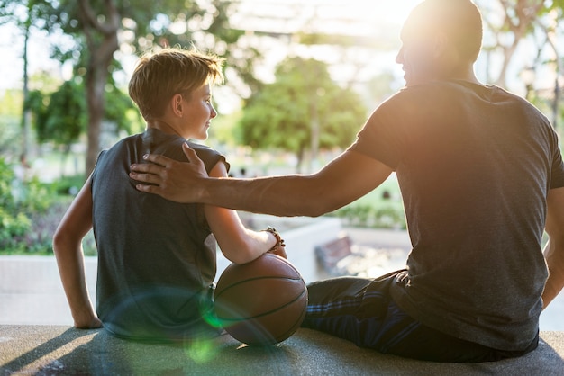 Junges Basketballspielertrieb