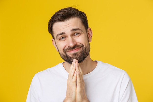 Junges beiläufiges Mannportrait getrennt auf gelbem Hintergrund