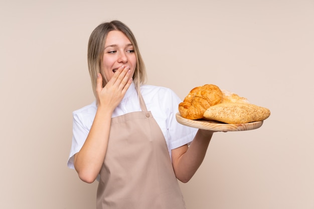 Junges blondes Mädchen mit Schürze.