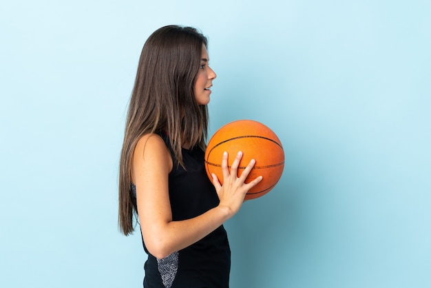 Junges brasilianisches Mädchen isoliert, das Basketball spielt