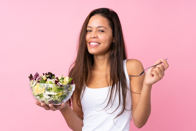 Junges brasilianisches Mädchen mit gesundem Salat