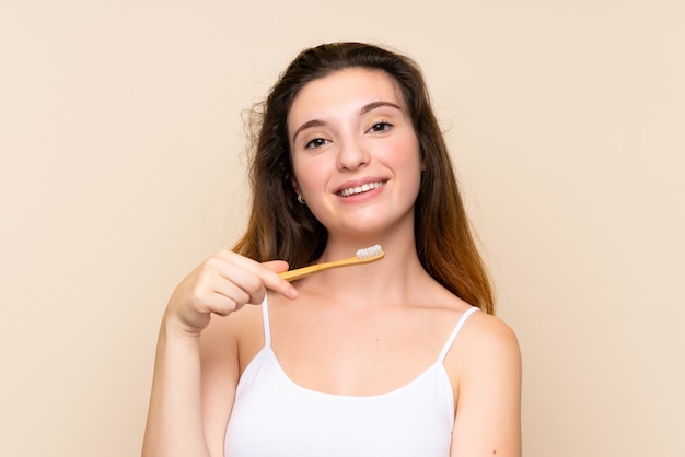 Junges Brunettemädchen, das ihre Zähne putzt