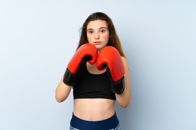 Junges Brunettemädchen mit Boxhandschuhen